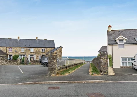 Ty Del is stylishly appointed and only steps away down to the beach