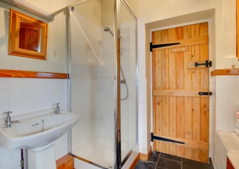 The bathroom at Ty Eiddew, Llanfaglan