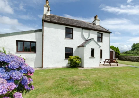 The patio, barbecue, alfresco dining area & enclosed lawned garden at Ty Eiddew, Llanfaglan