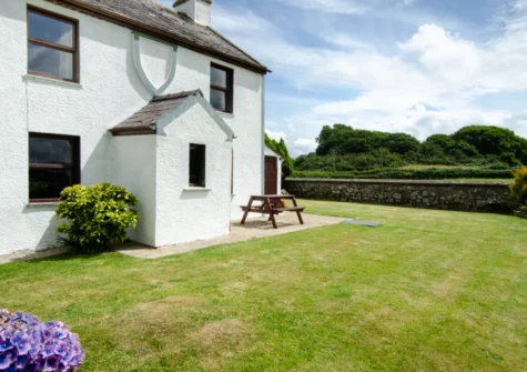 The patio, barbecue, alfresco dining area & enclosed lawned garden at Ty Eiddew, Llanfaglan
