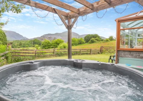 The hot tub & garden at Ty Gwair, St Anns Bethesda