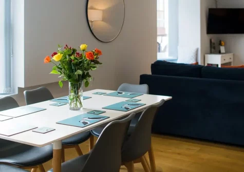 Ty Haf, Tenby is a stylish two-bedroom apartment just 200 metres from North Beach. Enjoy refurbished interiors, & Smart TV. With shops and cafes. nearb, It's ideal for families seeking a traditional seaside escape with easy beach access.