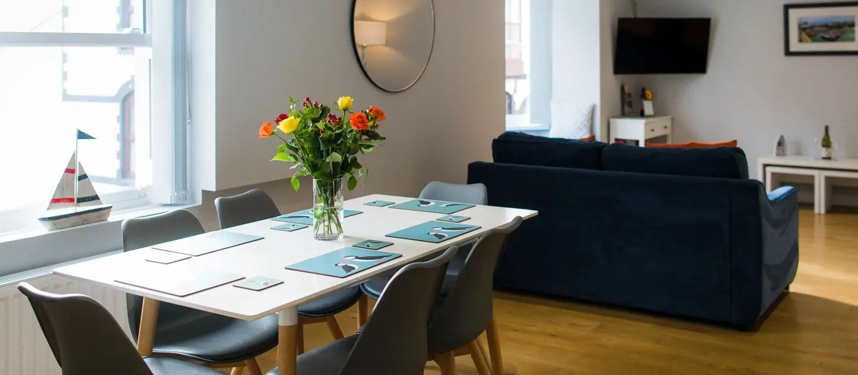 Ty Haf, Tenby is a stylish two-bedroom apartment just 200 metres from North Beach. Enjoy refurbished interiors, & Smart TV. With shops and cafes. nearb, It's ideal for families seeking a traditional seaside escape with easy beach access.