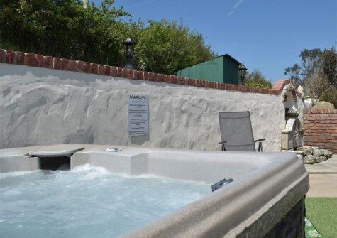 The hot tub & patio at Ty Hapus, Dwrbach
