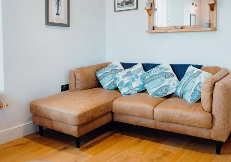 Ty Mabli, Tenby is a stylish seaside apartment with charming sea views, perfectly positioned above a welcoming pub. Ideal for couples and small families, it's a perfect holiday home with easy access to beautiful beaches and local attractions.