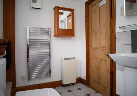 The bathroom at Ty Moch Bach, Castlemorris
