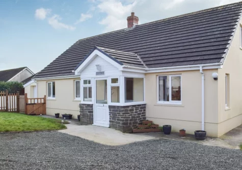 Ty Twt is a delightful holiday home in Clunderwen, central to all that the wonderful county of Pembrokeshire has to offer