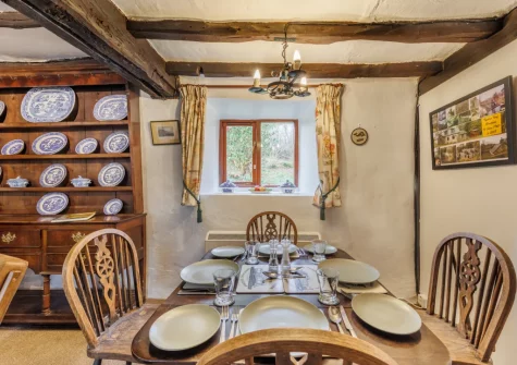 The dining area at Ty'n Lon Isaf, Bontddu