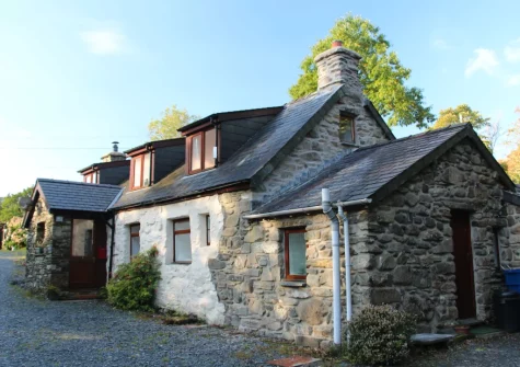 Ty'n Lon Isaf is a detached house with period features, original timber beams & a wood burner to provide extra comfort