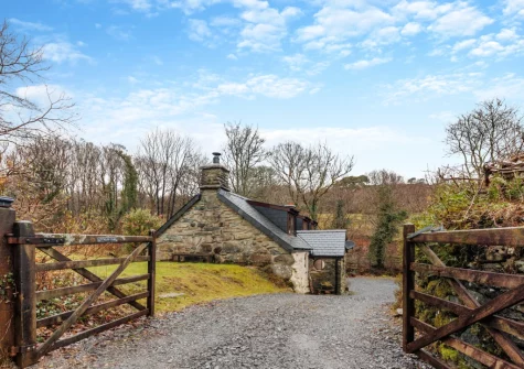 Ty'n Lon Isaf is in a superb waterside location with a games room, an idyllic large multi-level garden & direct access to the river
