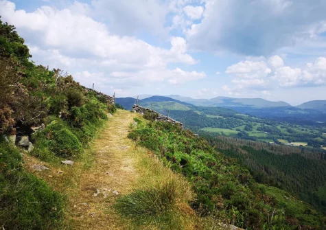 Ty'n Lon Isaf is perfect for outdoor enthusiasts, with scenic walks & natural beauty awaiting at your doorstep
