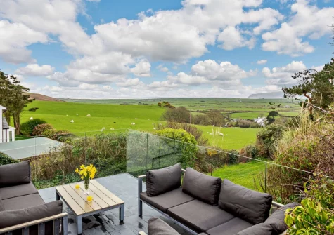 The patio, barbecue & outdoor sitting area at Ty'n Y Mur Cottage, Abersoch
