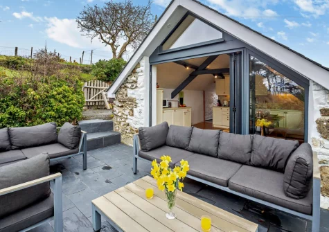 The patio, barbecue & outdoor sitting area at Ty'n Y Mur Cottage, Abersoch