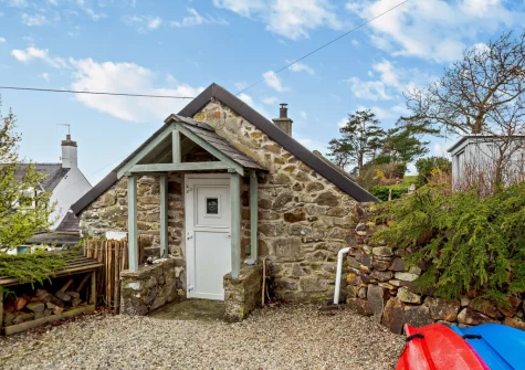 Ty'n Y Mur Cottage is a beautiful charachterful stone cottage, built sometime before the 1840s, on the outskirts of Abersoch