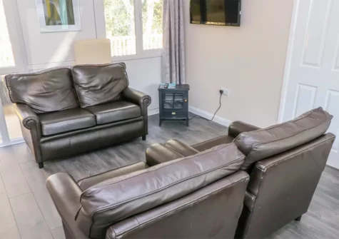 Valley Grove 8, Pentlepoir is a modern bungalow on the edge of Saundersfoot, perfect for families wanting a peaceful base for a seaside holiday. This two-bedroom property has a private deck, hot tub, and access to a clubhouse, playground and pool.