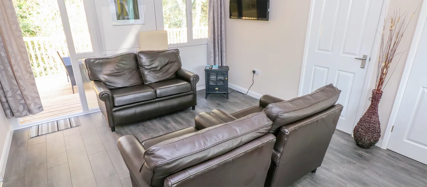 Valley Grove 8, Pentlepoir is a modern bungalow on the edge of Saundersfoot, perfect for families wanting a peaceful base for a seaside holiday. This two-bedroom property has a private deck, hot tub, and access to a clubhouse, playground and pool.