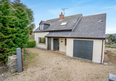 Valley View is a dog-friendly detached holiday home with generous garden space & outdoor seating in the thriving seaside village of Manorbier