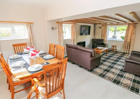 The dining area at Vineyard Vale 8, Saundersfoot