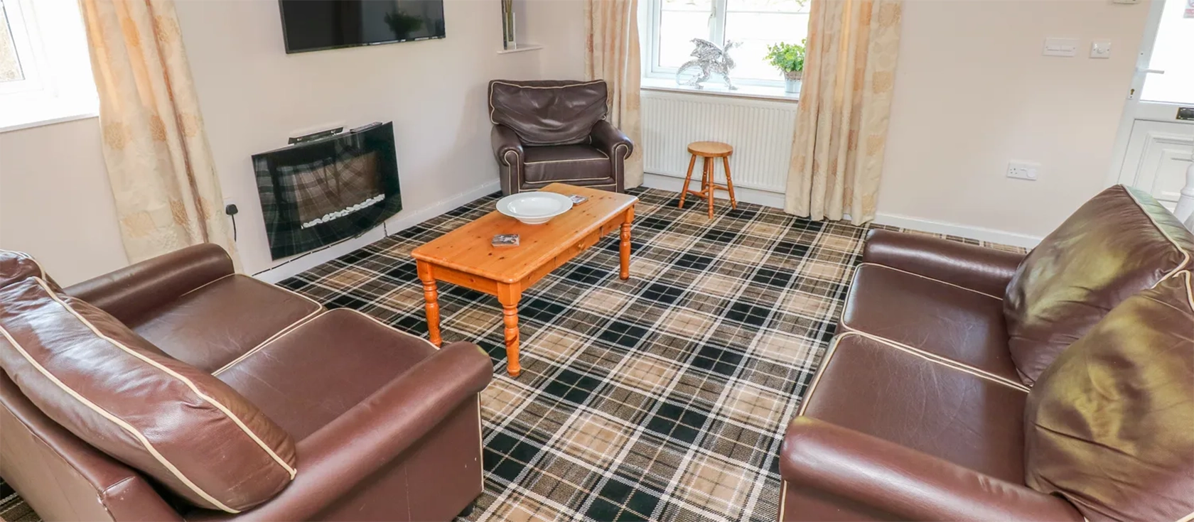 Vineyard Vale 8 is a characterful Welsh cottage on the edge of Saundersfoot. This property has four bedrooms (including two ground-floor doubles), two bathrooms, a spacious lounge, a garden, and access to a playground, swimming pool and clubhouse.