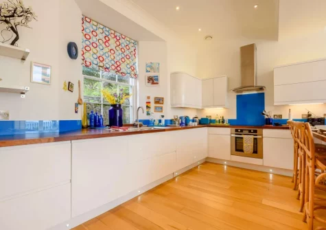 The kitchen & breakfast bar dining area at Whitesands, Tenby