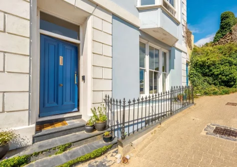 Whitesands is located on Castle Hill less than 200 metres from the pretty harbour & less than 100 metres from Castle Beach