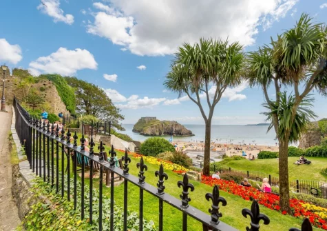 Whitesands is located on Castle Hill less than 200 metres from the pretty harbour & less than 100 metres from Castle Beach