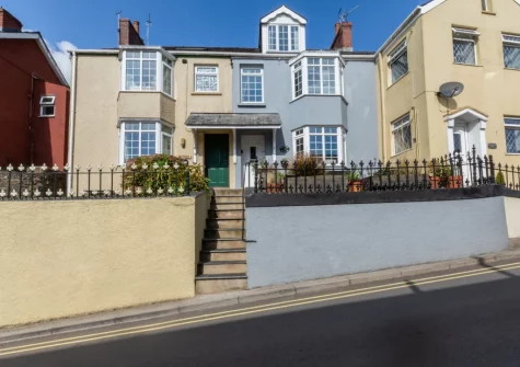 Woodbine Cottage is located right in the centre of Saundersfoot, with the fantastic sandy beach just 100 metres from your front door