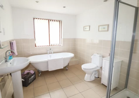 The bathroom at Woodgreen Cottage, Templeton