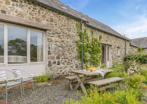 The gravel courtyard terrace & alfresco dining area at Workshop Cottage, Trefasser