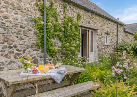 The gravel courtyard terrace & alfresco dining area at Workshop Cottage, Trefasser