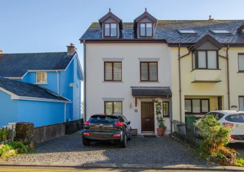 Wren Cottage is a large holiday home enjoying sea views & a fantastic location, right next to Saundersfoot's beautiful sandy beach