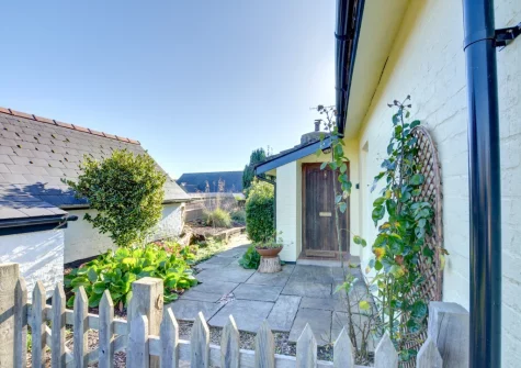 Y Bwthyn Bach is a delightful family bungalow enjoying a tranquil location in the coastal village of Saundersfoot