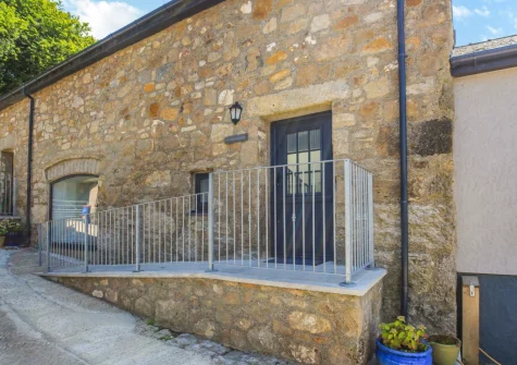 Yr Hen Barlwr is a delightful cottage in a tranquil rural location on a working farm