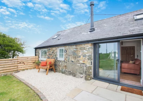 The patio & enclosed lawned garden at Yr Hen Ysgubor, Sarn Meyllteyrn
