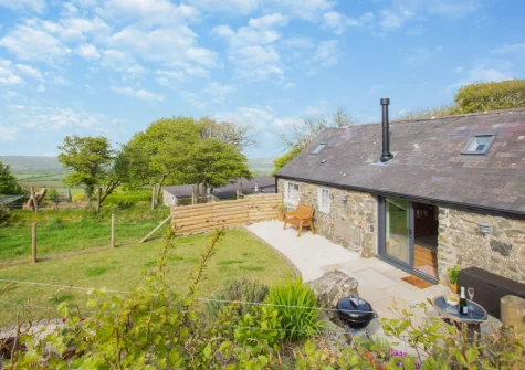 The patio, barbecue, outdoor sitting area & lawned garden at Yr Hen Ysgubor, Sarn Meyllteyrn