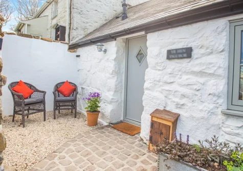 Yr Hen Ysgubor is a recently converted traditional Welsh barn, with stylish interiors, in Sarn Meyllteyrn