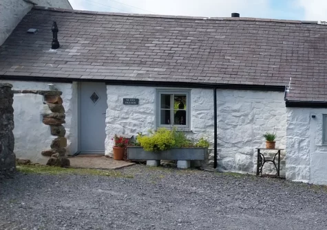 Yr Hen Ysgubor is a recently converted traditional Welsh barn, with stylish interiors, in Sarn Meyllteyrn